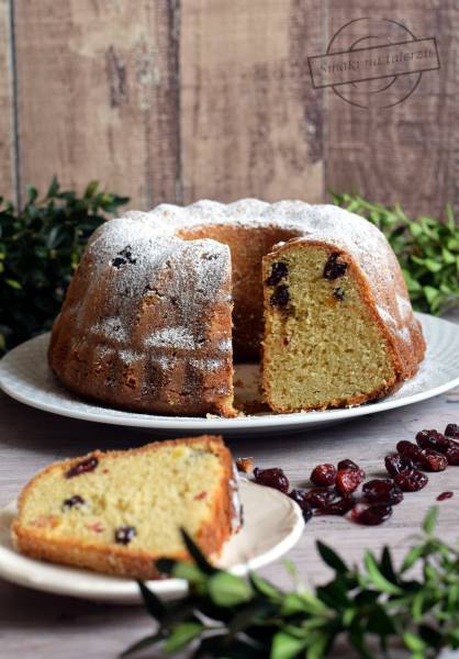 Migdałowa babka z morelami i żurawiną