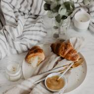Francuskie maślane croissanty na śniadanie