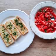 Bruschetta z pomidorami i świeżą bazylią