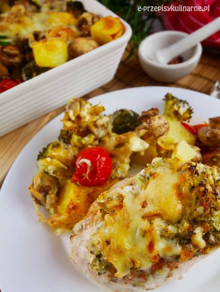 Faszerowana pierś z kurczaka zapiekana z warzywami – przepis na obiad