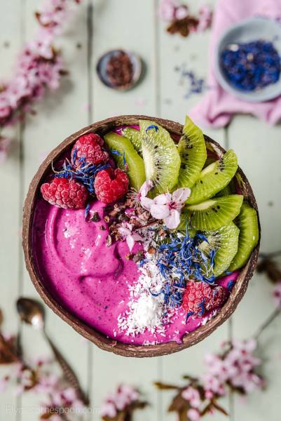 Różowy smoothie bowl z wiśniami i pitają