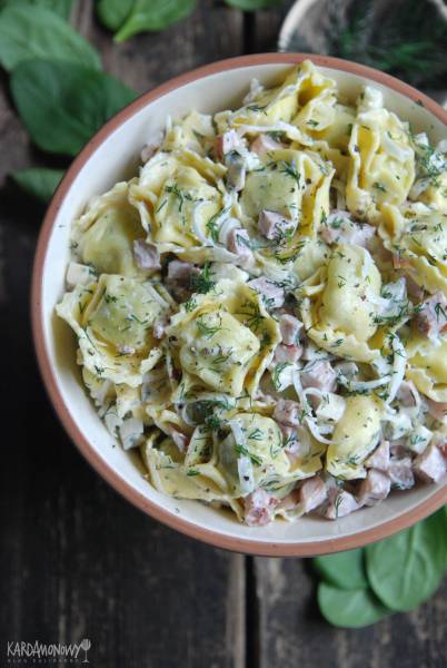 Sałatka z tortellini, szynką, porem i serem pleśniowym