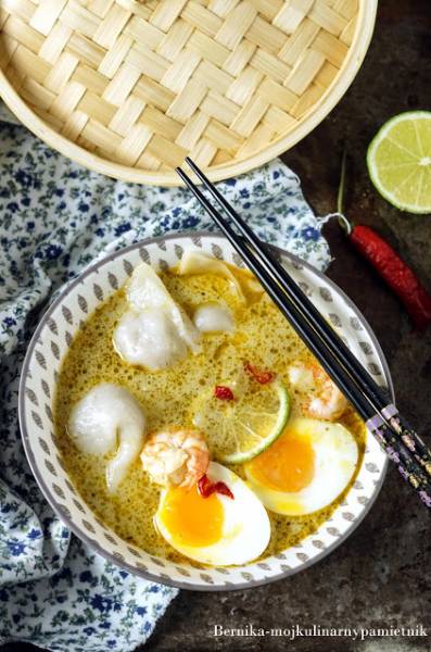 Azjatycka zupa z pierożkami i krewetkami