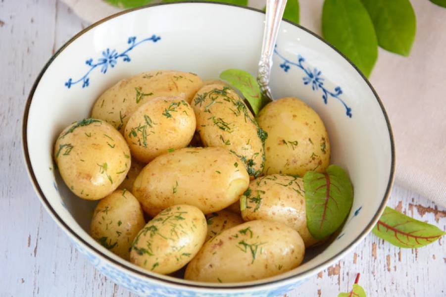 Młode ziemniaki w łupinach