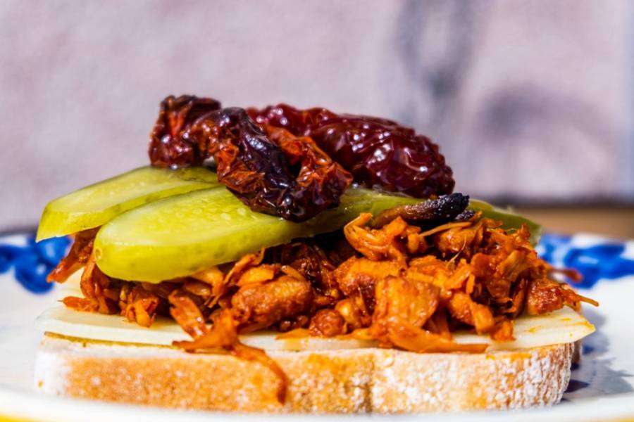 Pulled Jackfruit – chlebowiec à la szarpana wołowina