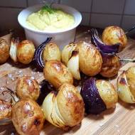 Szaszłyki z młodych ziemniaków i cebuli z sosem musztardowym.