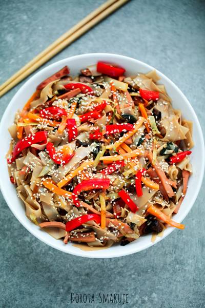 Japchae – koreański makaron z warzywami