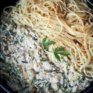 Spaghetti z tuńczykiem i pędami chmielu