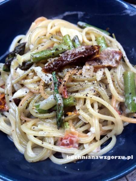 Szparagi oraz spaghetti w sosie z mascarpone