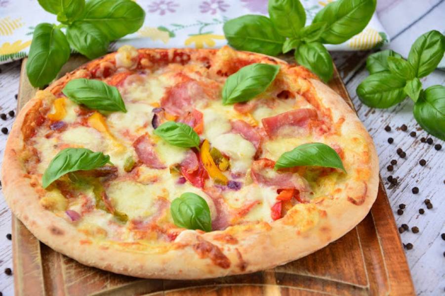 Pizza z szynką i serem. Przepis na sos pomidorowy do pizzy.