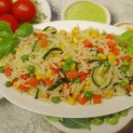 Makron orzo z warzywami idealny na lekki obiad kolacje lub do pracy - pyszna sałatka wegetariańska