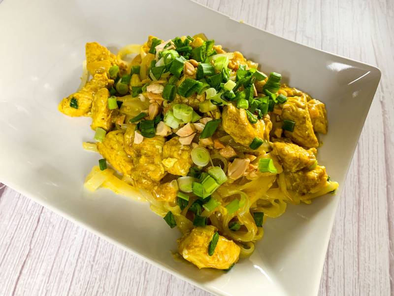 Pad thai z kurczakiem w curry