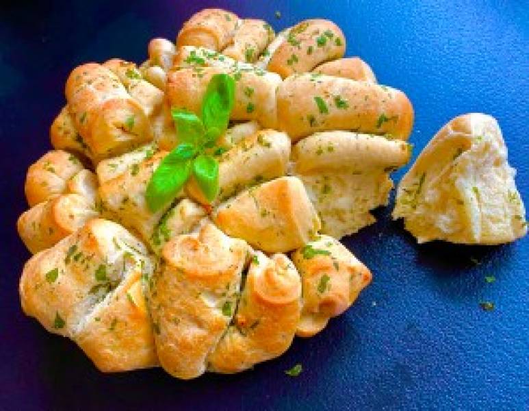 Odrywany chlebek ziołowy – świetny do grilla