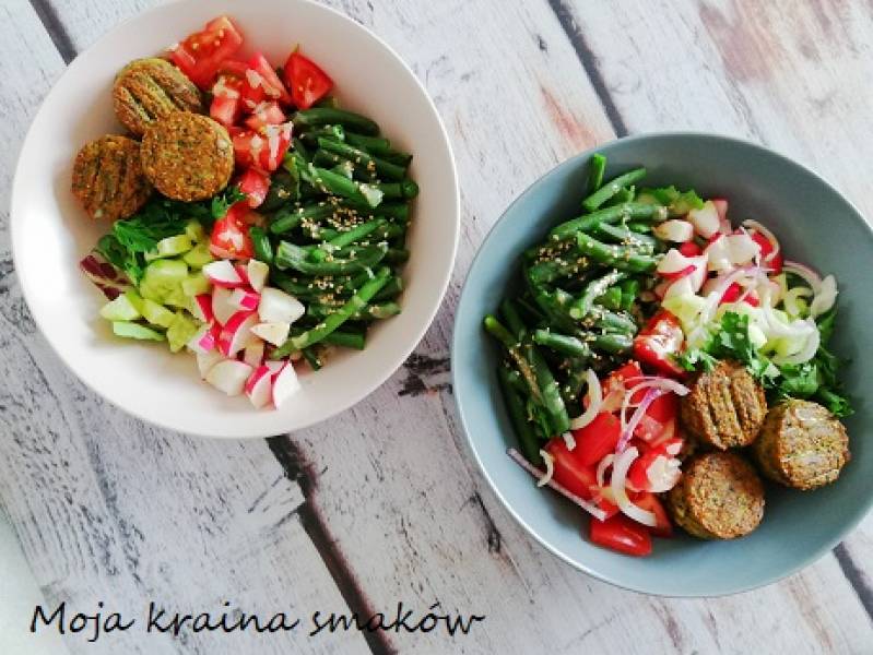 Buddha bowl z fasolką szparagową, falafelem i sosem tahini