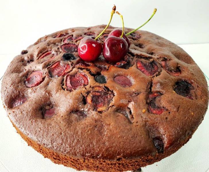 Ekspresowe ciasto czekoladowe z czereśniami.