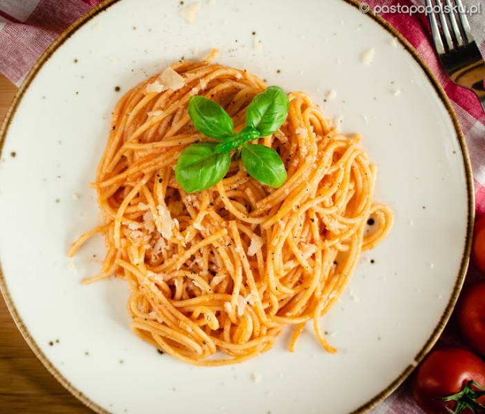 Spaghetti gotowane w pomidorach