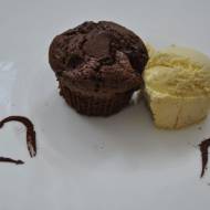 Muffiny czekoladowe z malinami – prawie jak brownie