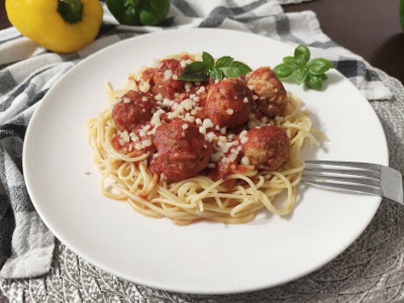 Spaghetti z pulpetami w sosie pomidorowym.