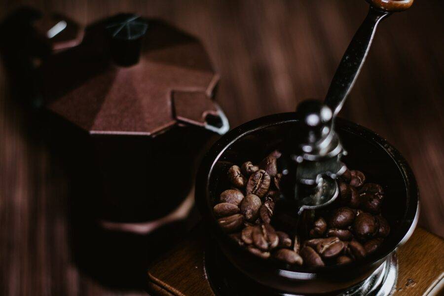 Młynek do kawy – ceramiczny czy stalowy?