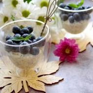 Miodowe serniczki z chia i owocami – deser bez pieczenia