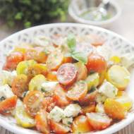 Sałatka z pomidorami, fetą i sosem bazyliowym