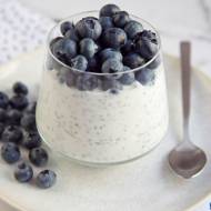 Jogurt z nasionami chia i owocami na zdrowe śniadanie. Jak go zrobić?