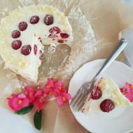Tort urodzinowy bez pieczenia z malinami i białą czekoladą