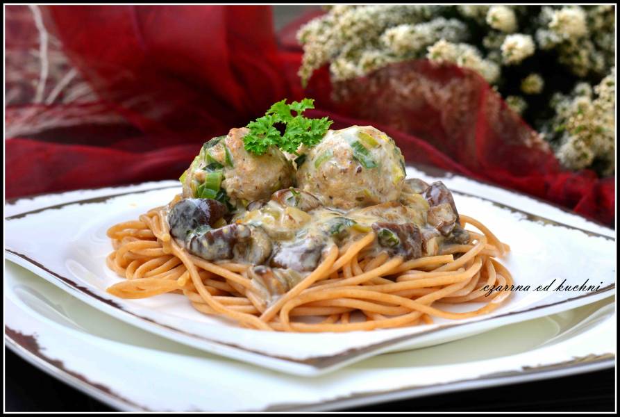 Spaghetti z pulpecikami i grzybami