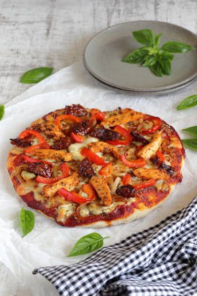 Włoska pizza z kurczakiem, cebulą, papryką i suszonymi pomidorami