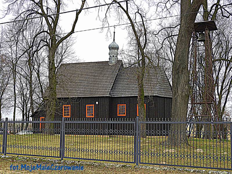 Zabytkowy drewniany kościół pw. Matki Boskiej Łaskawej w Pęcławicach woj. łódzkie