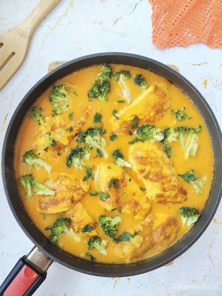 Kurczak w sosie curry z brokułami