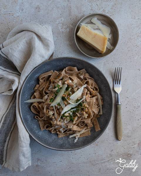 Orkiszowe tagliatelle z kurkami w śmietanie