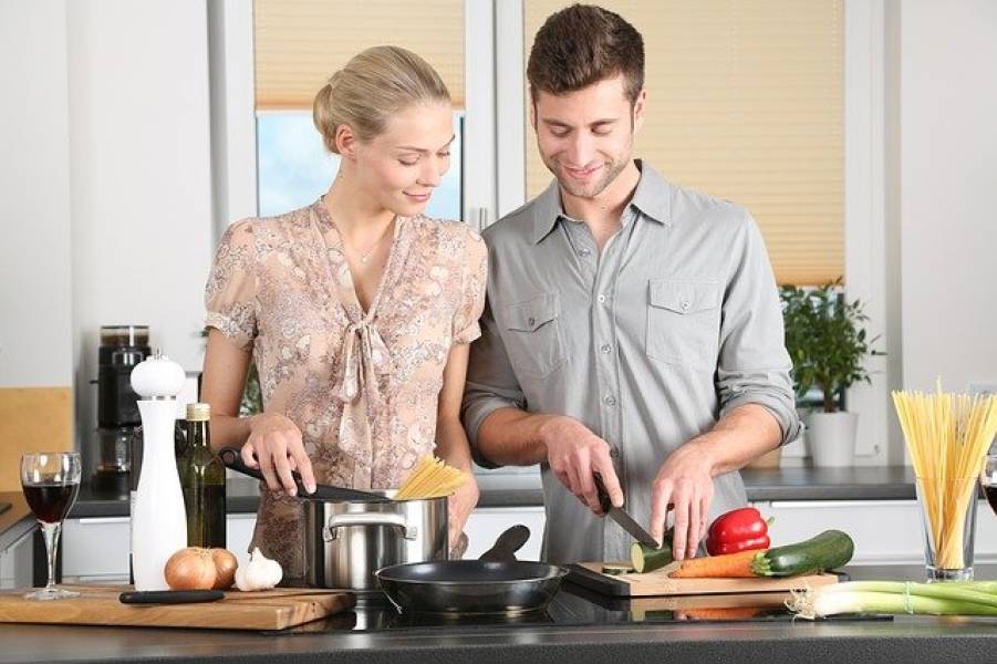 3 sposoby na zaoszczędzenie czasu w kuchni – wyposażenie kuchni Twoim sprzymierzeńcem