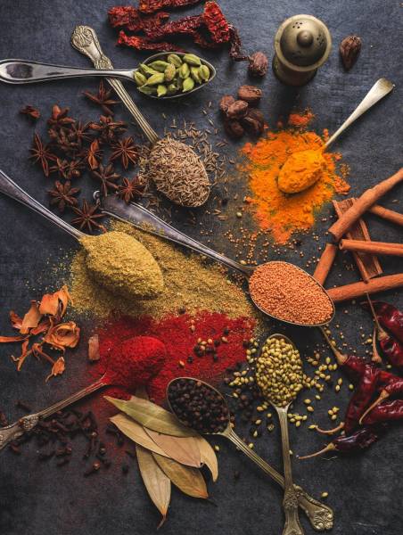 Niezbędnik przypraw na jesień – jak zdrowo i smacznie podkręć aromat Twoich dań