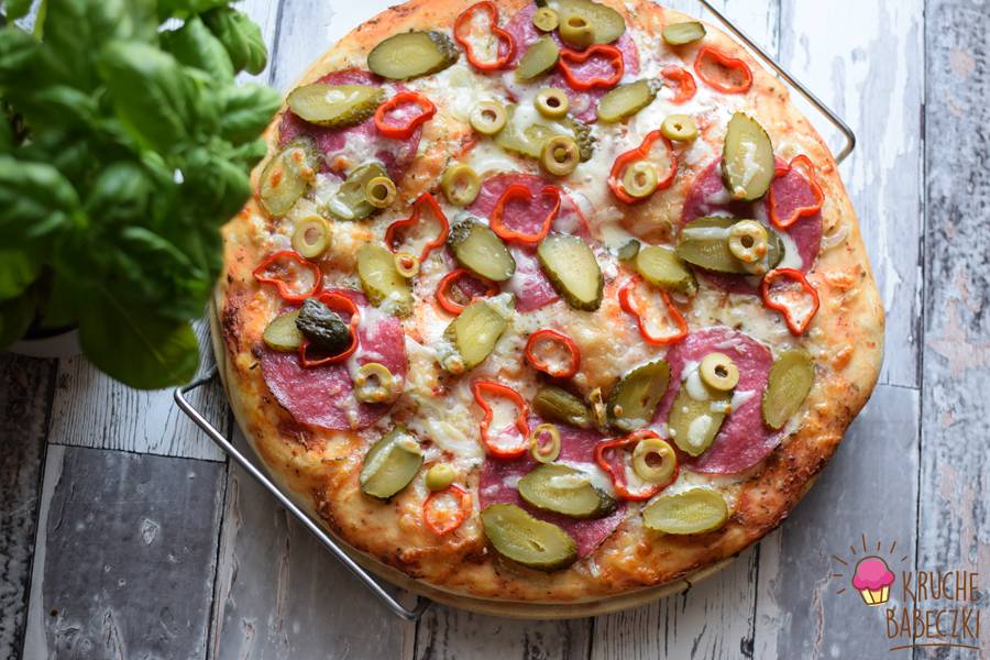 Pizza z salami, papryką, ogórkiem kiszonym i oliwkami