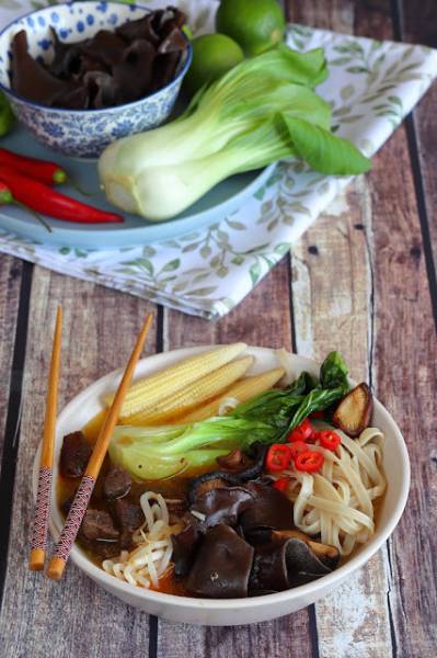 Sycąca zupa azjatycka z wołowiną i makaronem ryżowym