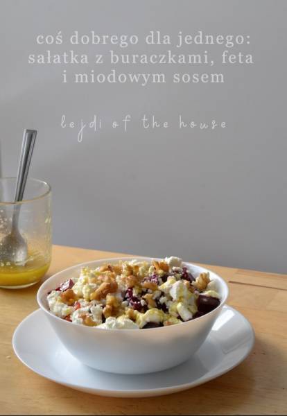 Coś dobrego dla jednego: sałatka z buraczkami, serem feta i miodowo-musztardowym sosem...