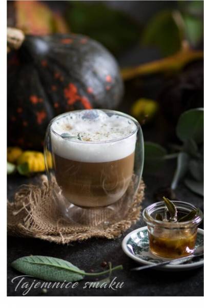 Jesienna kawa z syropem klonowym, szałwią i kolorowym pieprzem