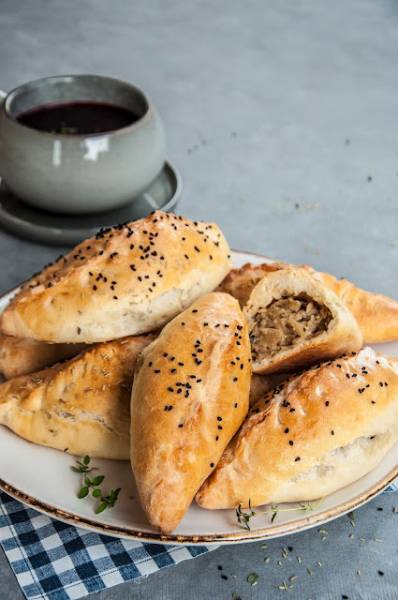 Pieczone pierogi z kiszoną kapustą i grzybami calzone