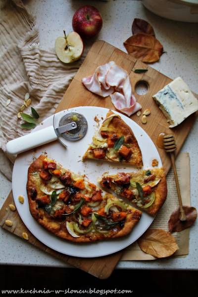 Jesienna pizza z dynią, gorgonzolą i miodem na kamieniu Enders