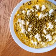 Omlet z fetą i zielonym groszkiem – sycący i pyszny