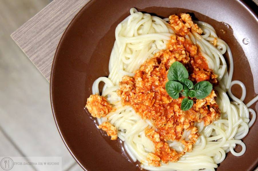 Makaron spaghetti z drobiowym bolognese