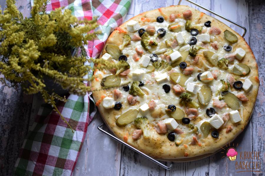 Pizza z indykiem, fetą i brokułem