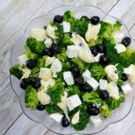 Sałatka brokułowa z fetą i czarnymi oliwkami + film