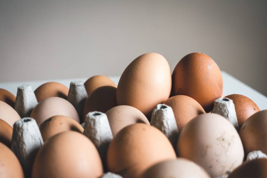 6 zaskakujących, niekulinarnych zastosowań jajek w domu