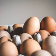 6 zaskakujących, niekulinarnych zastosowań jajek w domu