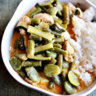 Zielony curry z bobem i cukinią
