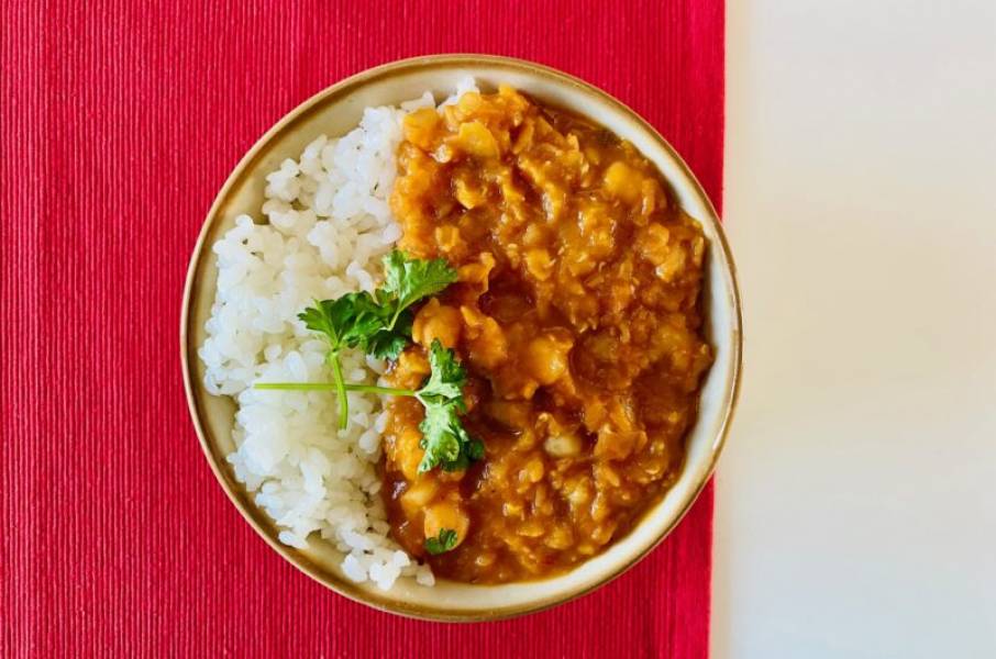 Szybkie wegańskie curry z ciecierzycy i soczewicy