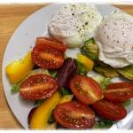 Zdrowe śniadanie – jajka po wiedeńsku i awokado