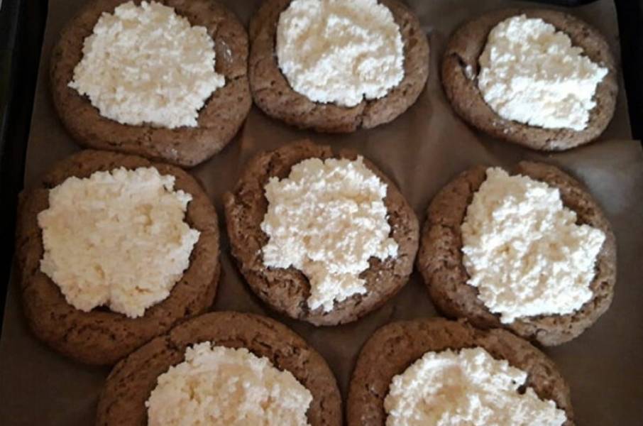 Drożdżówki pszenno – żytnie z serem białym